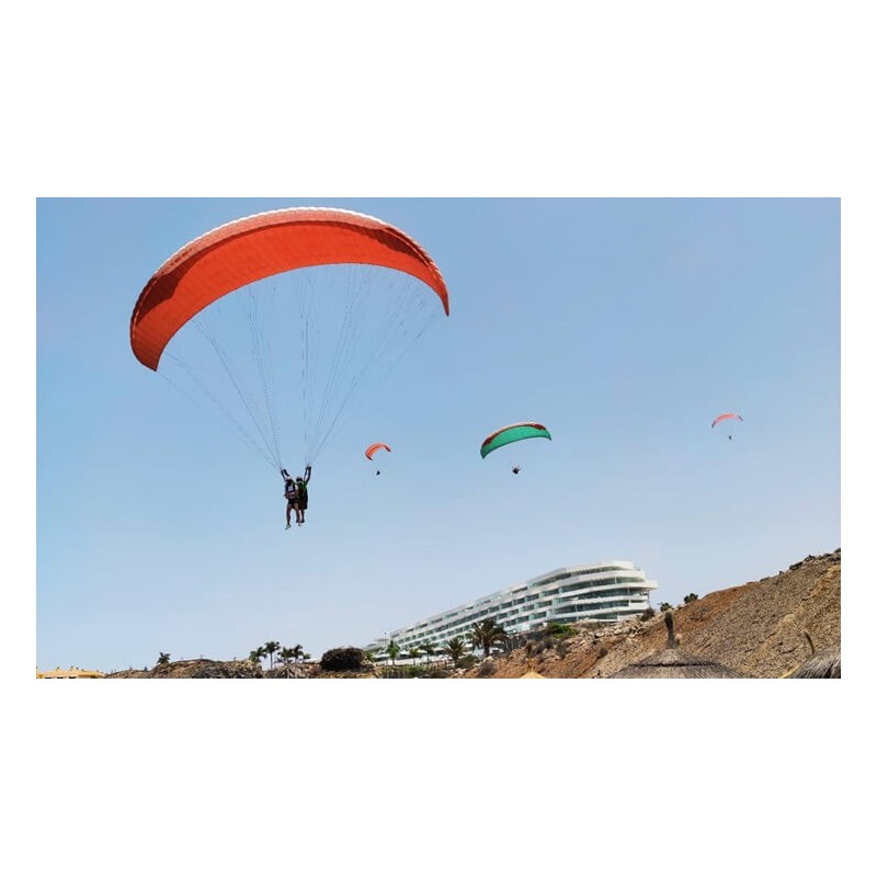 Vista de las playas de Costa Adeje desde parapente