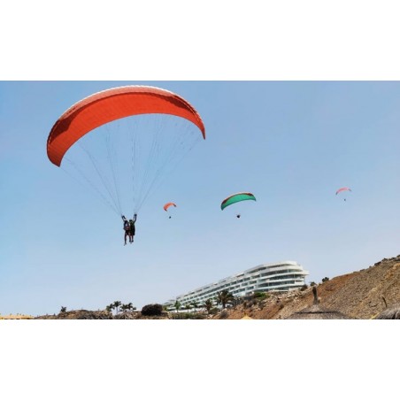 Blick auf die Strände von Costa Adeje beim Paragliding
