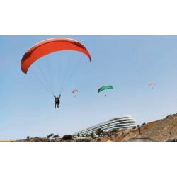 Blick auf die Strände von Costa Adeje beim Paragliding