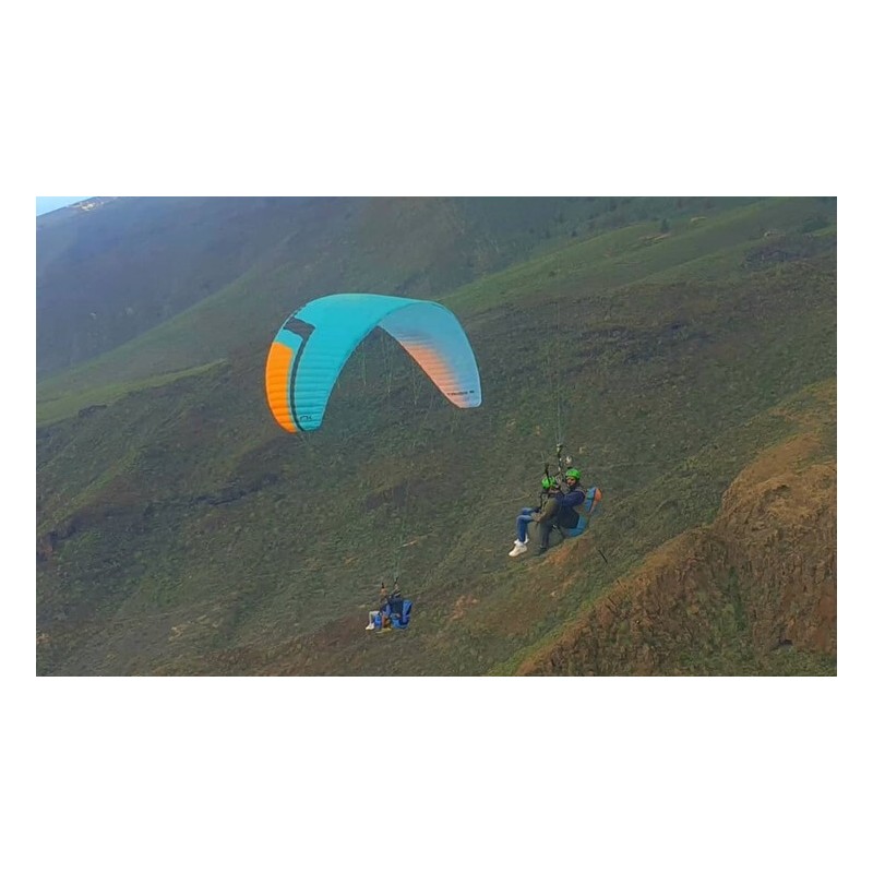 Paragliding mit Blick auf die Berge Teneriffas