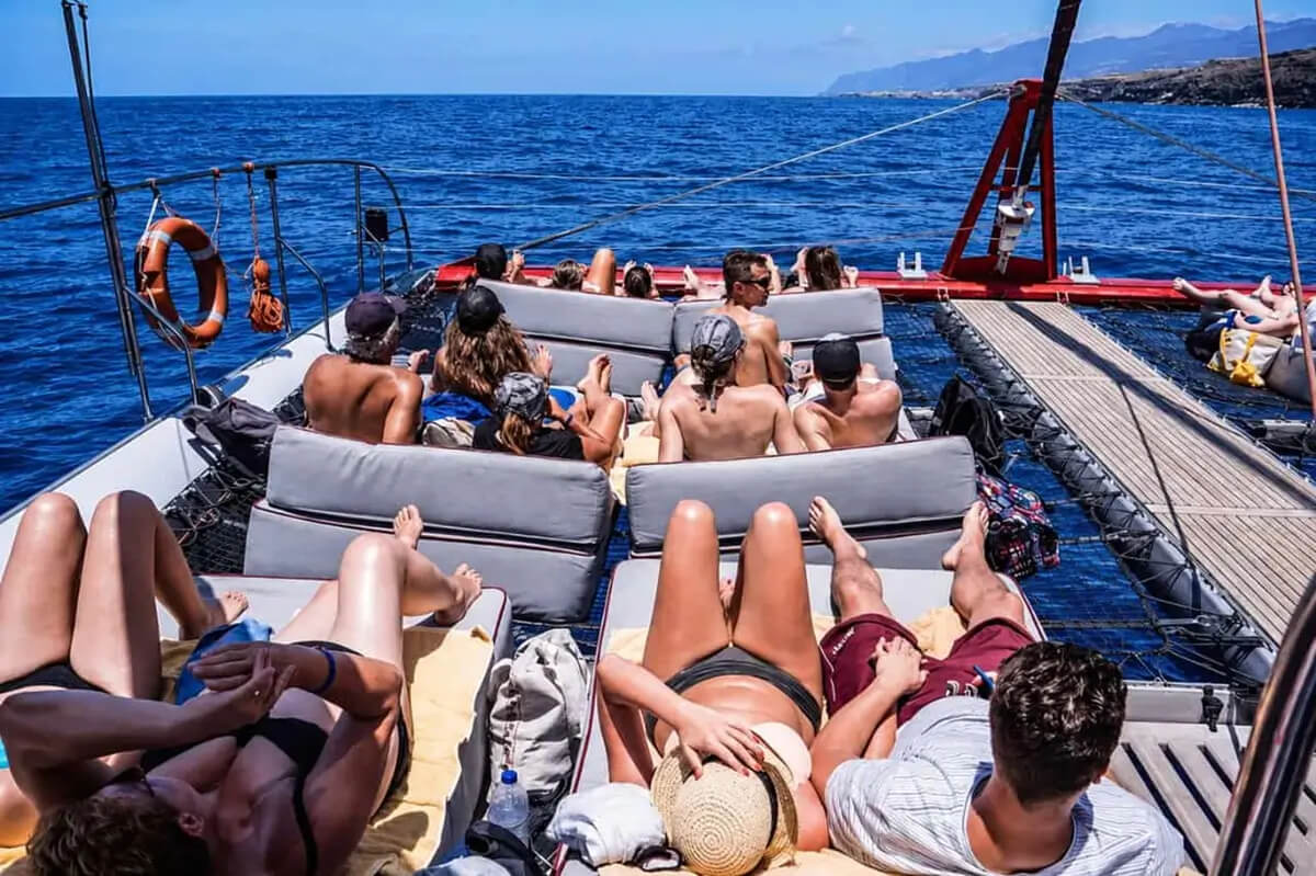 Pokład katamaranu Freebird podczas rejsu na Teneryfie