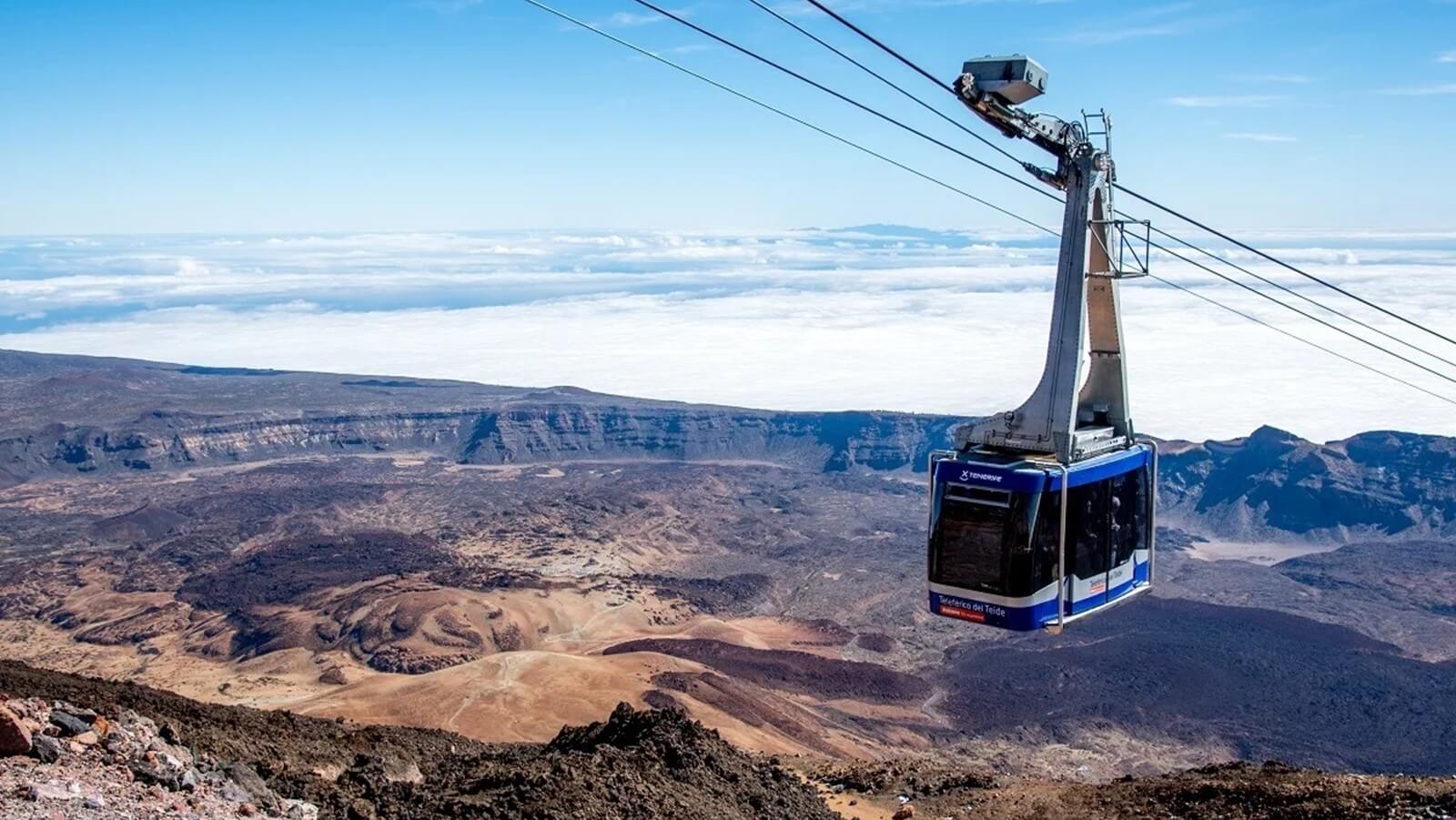 Kolejka linowa na Teide na tle wulkanu