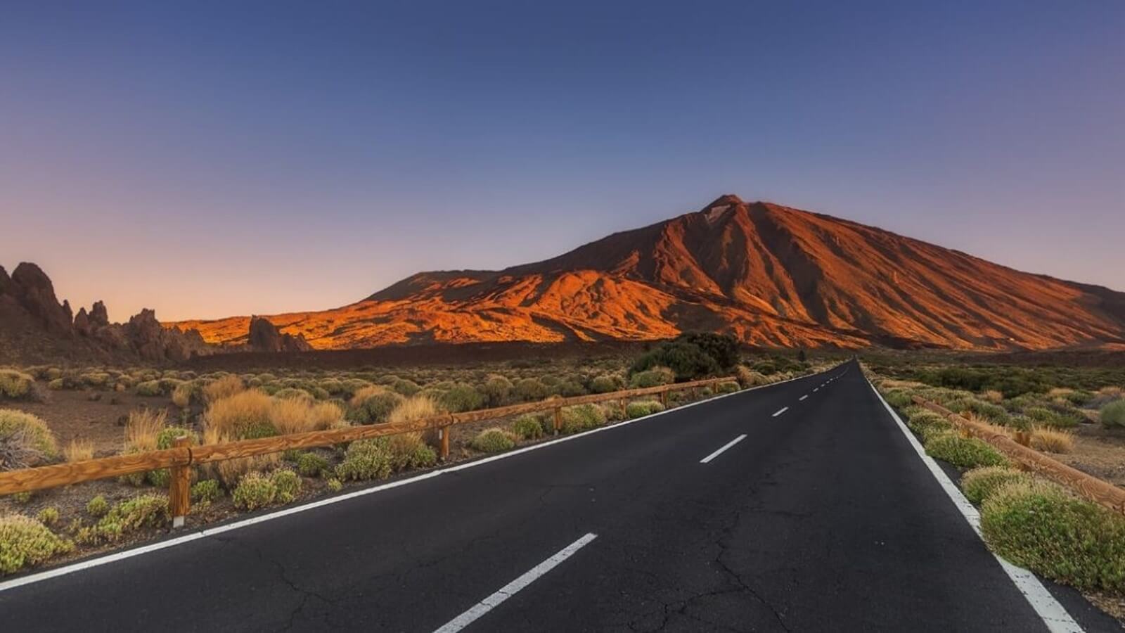 Droga prowadząca przez wulkaniczny krajobraz Parku Narodowego Teide