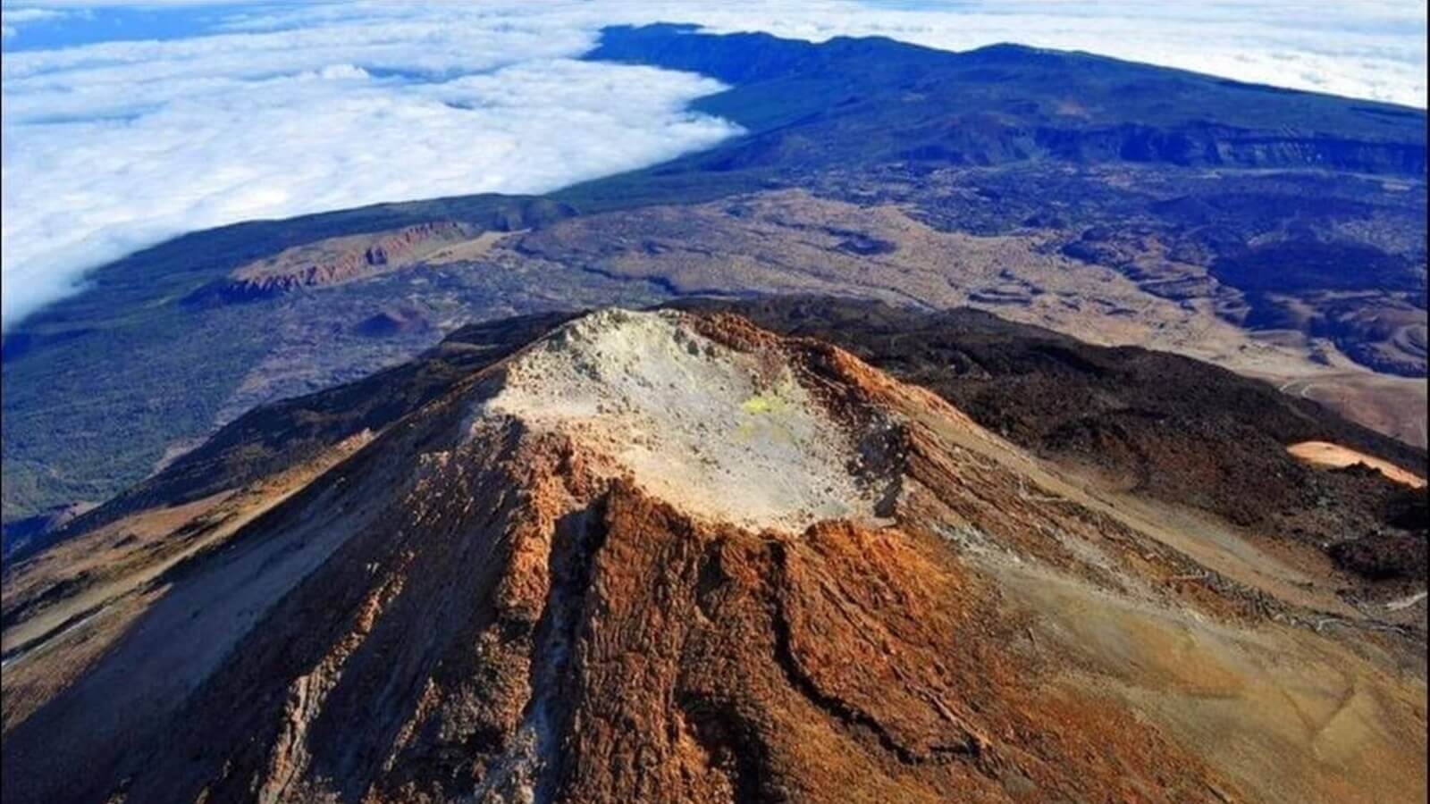 Wysokogórski szlak prowadzący w stronę szczytu Teide