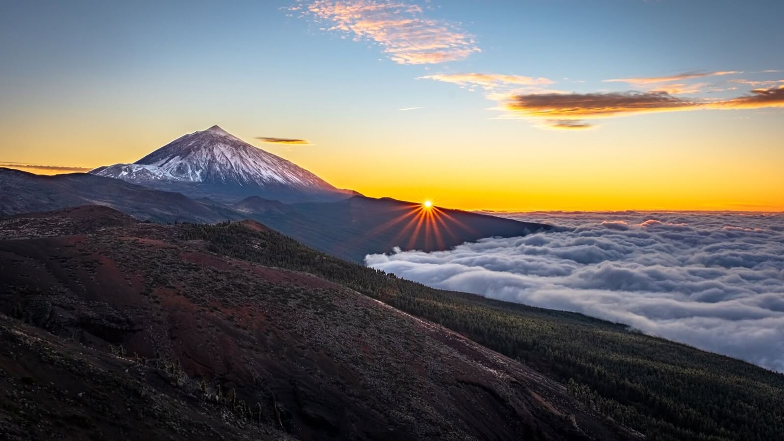 Teide ponad warstwą chmur na Teneryfie