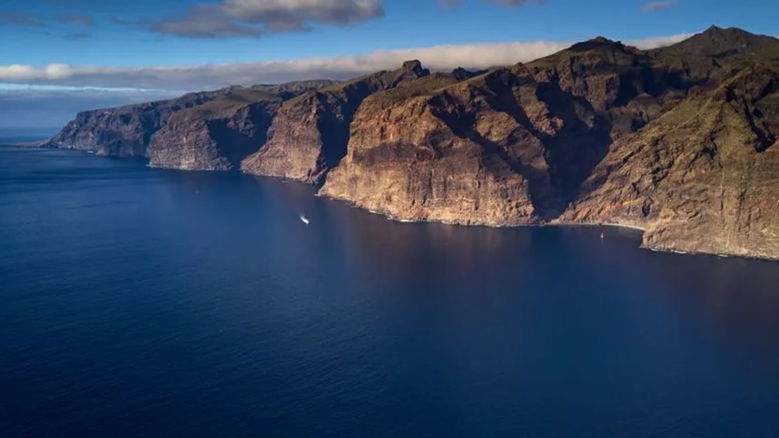 Kliffen van Los Gigantes vanaf de kust van Tenerife