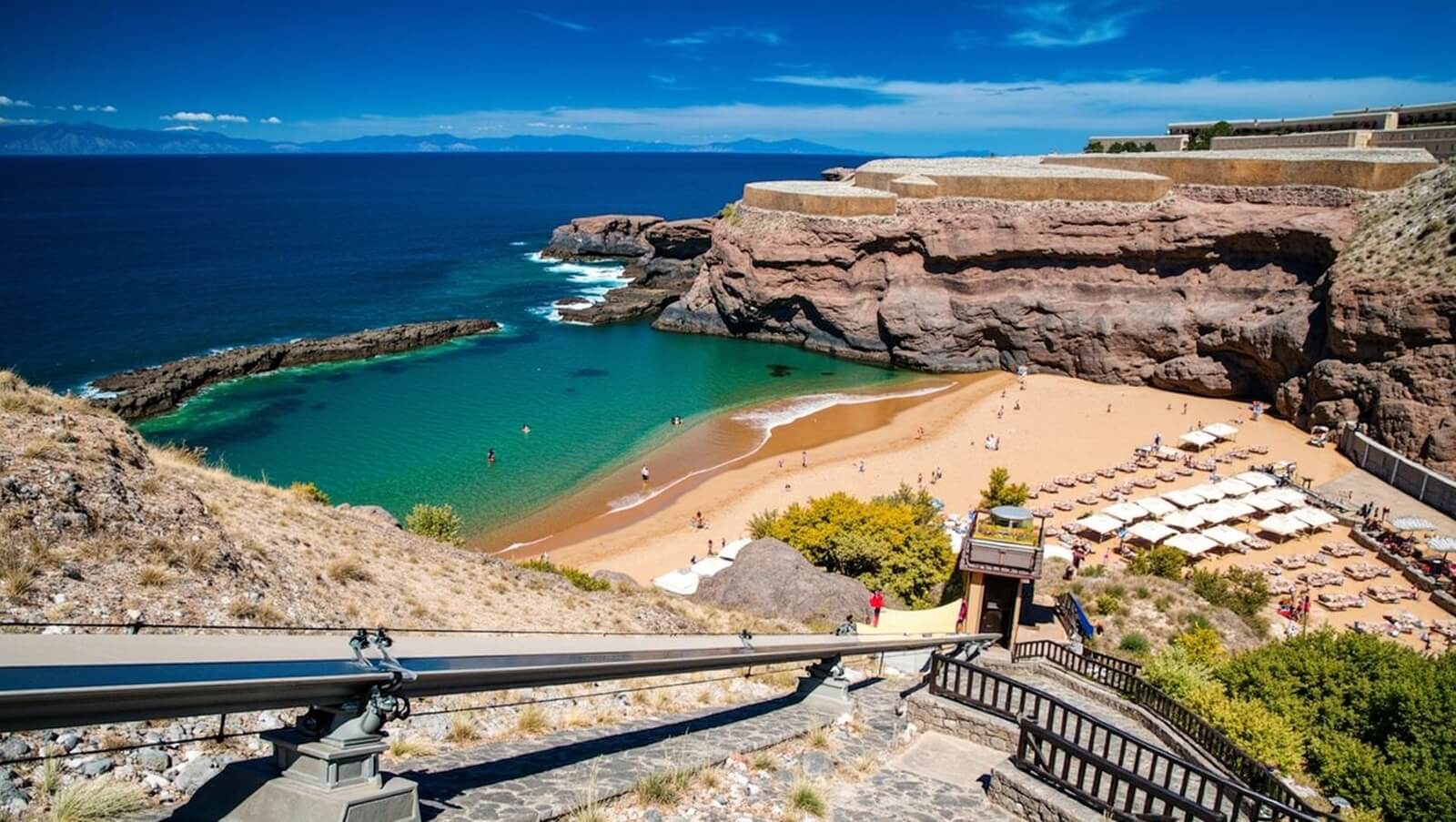 Złota zatoka Playa de Abama na zachodnim wybrzeżu Teneryfy