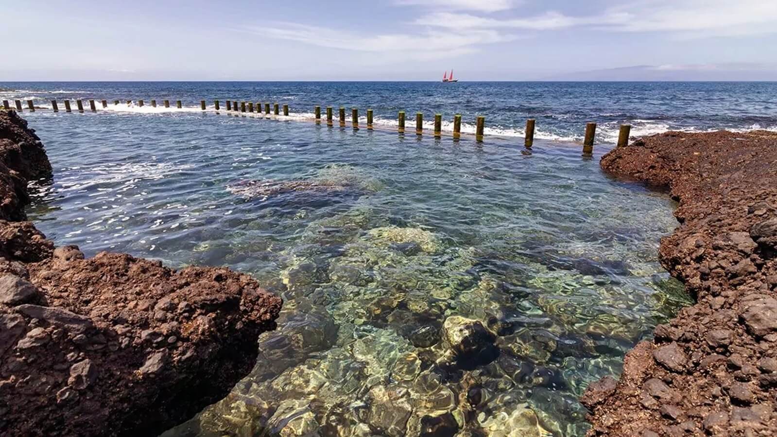 Naturalne baseny i czarne plaże przy promenadzie w Alcalá na Teneryfie