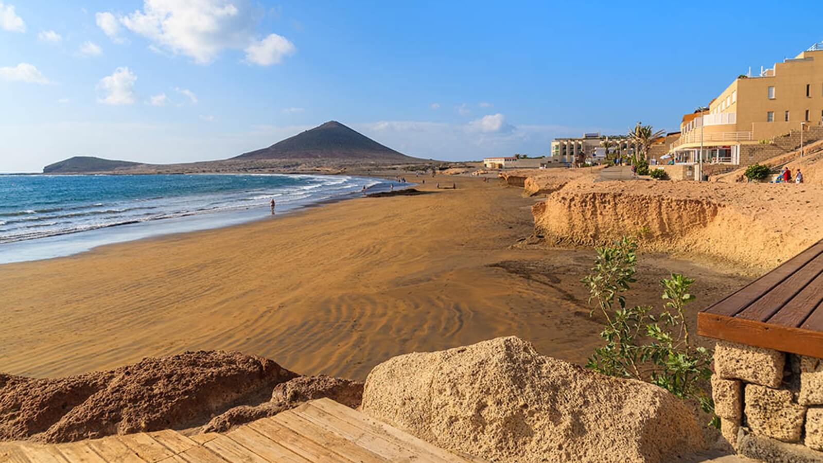 Playa de El Médano z widokiem na Montaña Roja na Teneryfie