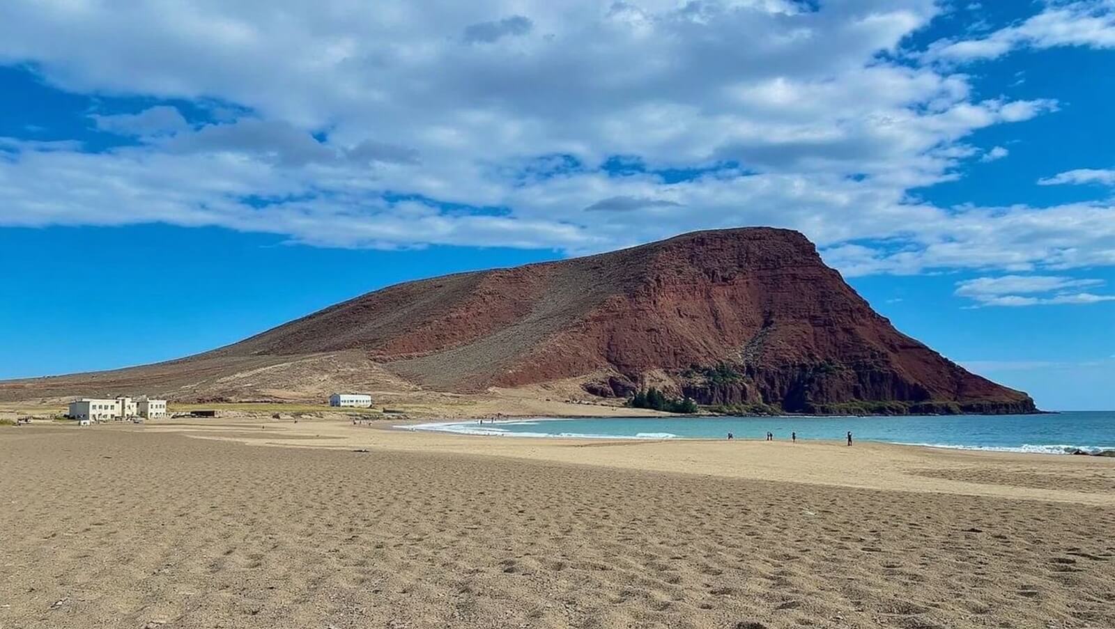 Naturalna Playa de La Tejita przy Montaña Roja na Teneryfie
