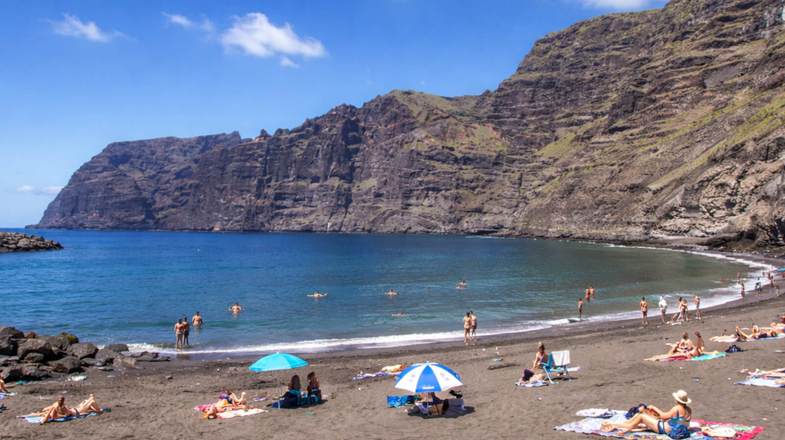 Czarna Playa de Los Guíos pod klifami Los Gigantes na Teneryfie