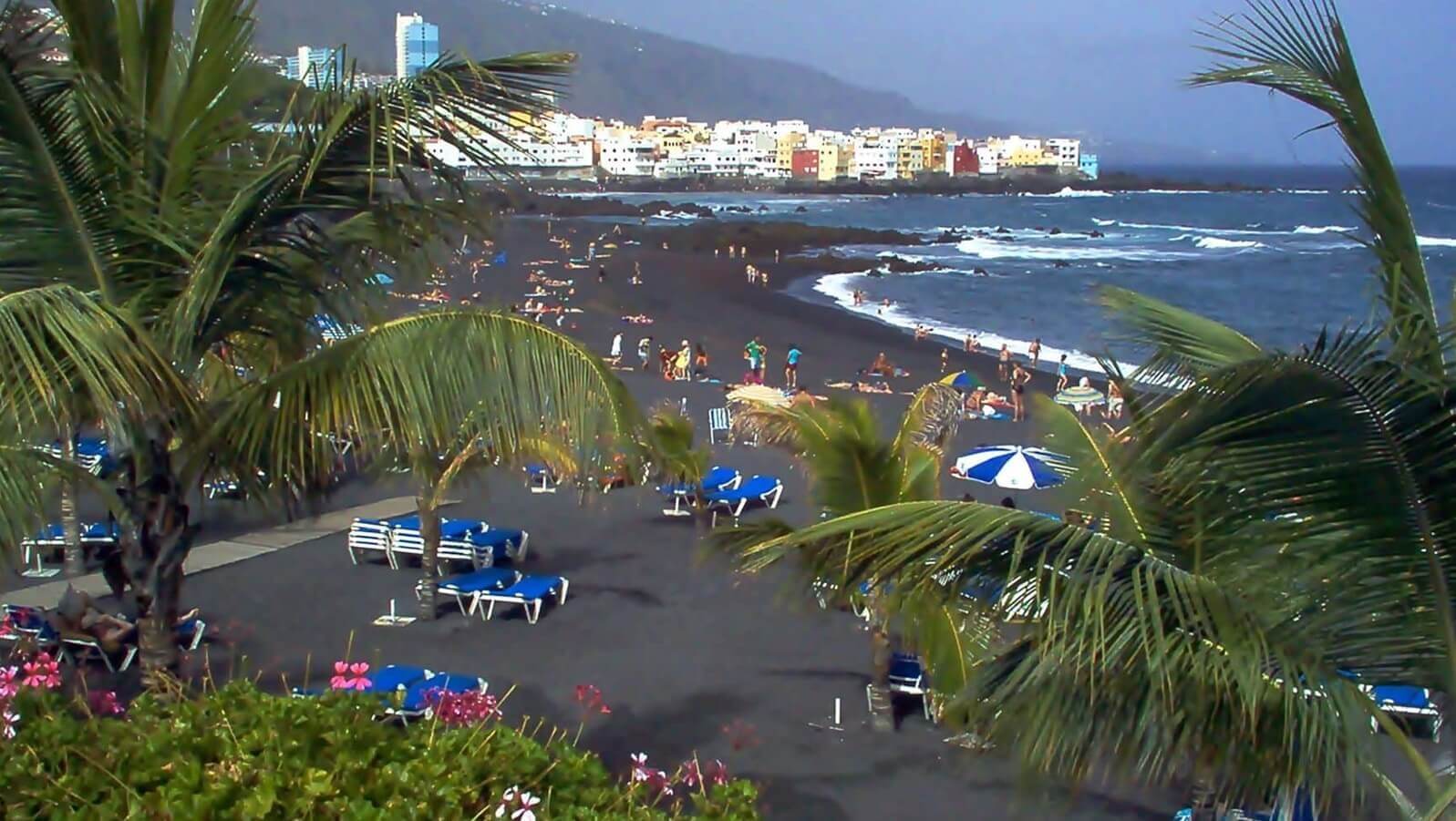 Playa Jardín z czarnym piaskiem w Puerto de la Cruz